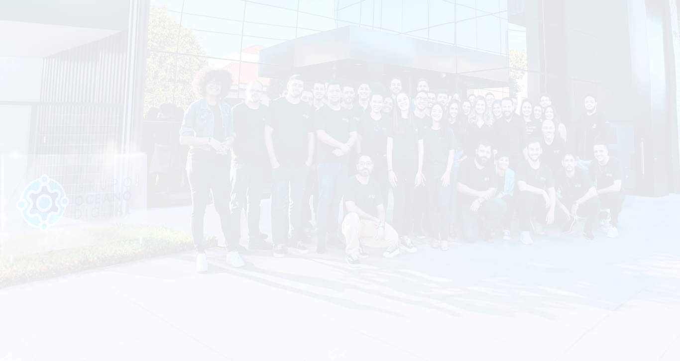 Imagem de fundo de todos os colaboradores reunidos em frente a sede da empresa.