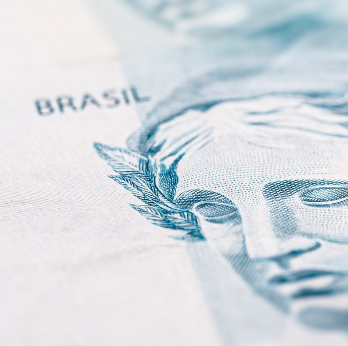 Foto da superficie da nota de 100 reais.