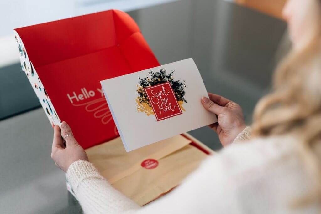 experiência de compra com caixa e bilhete personalizado